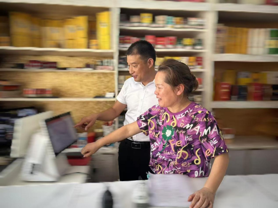 圖為江西德興煙草的徐海芳在教授林海珍使用云POS
