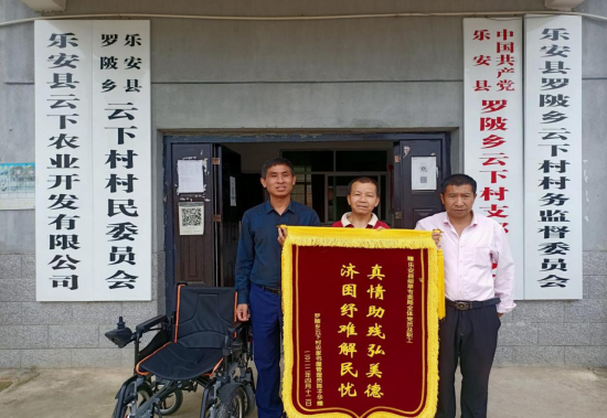 圖為陳子華為駐村工作隊贈送錦旗