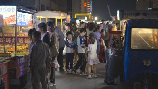 圖為廬山市夜市黃金時間點經營場景