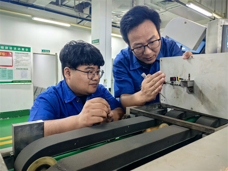 設備運維導師帶徒弟調試包裝機