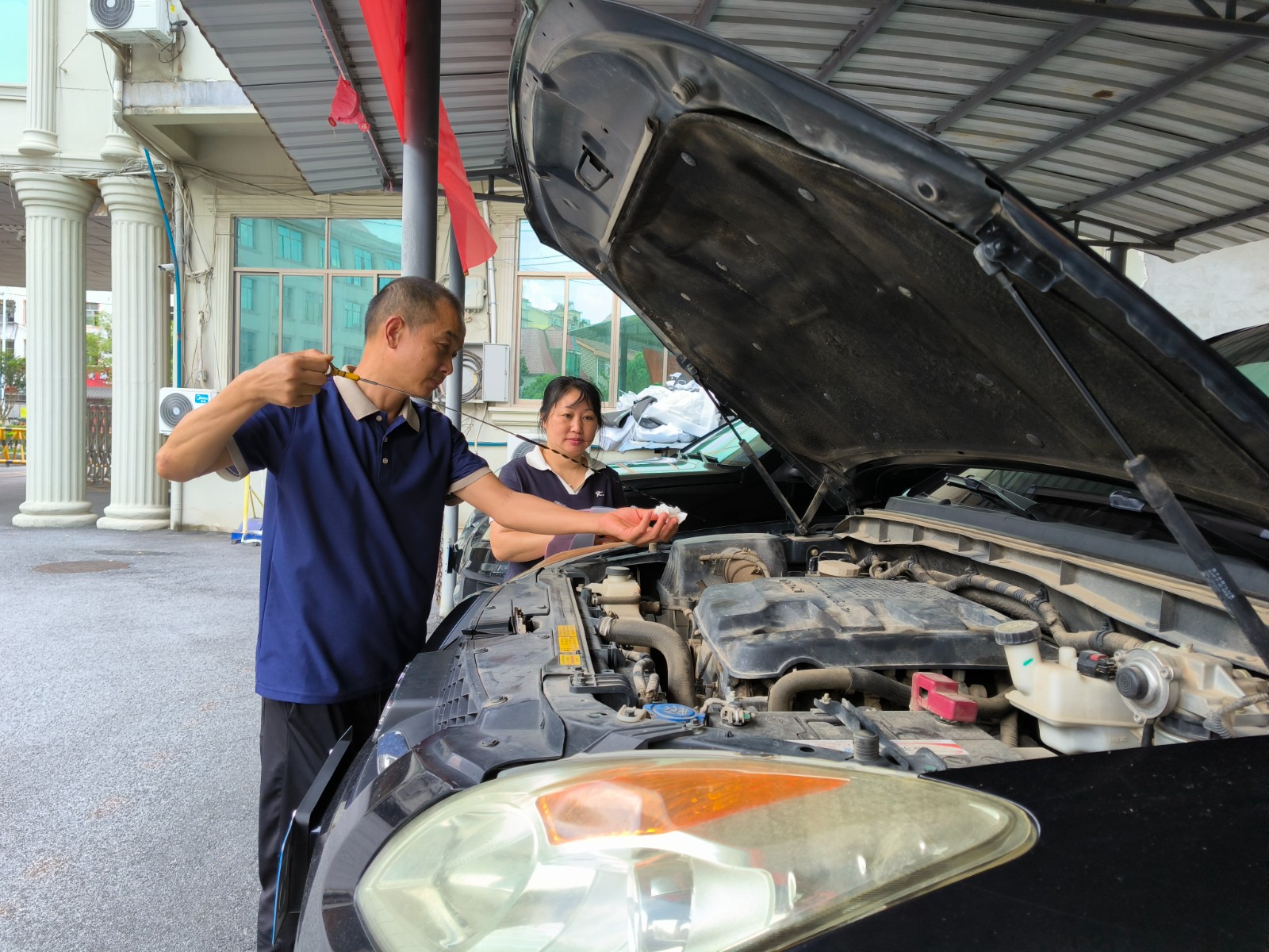 司機(jī)張師傅檢查車況.jpg