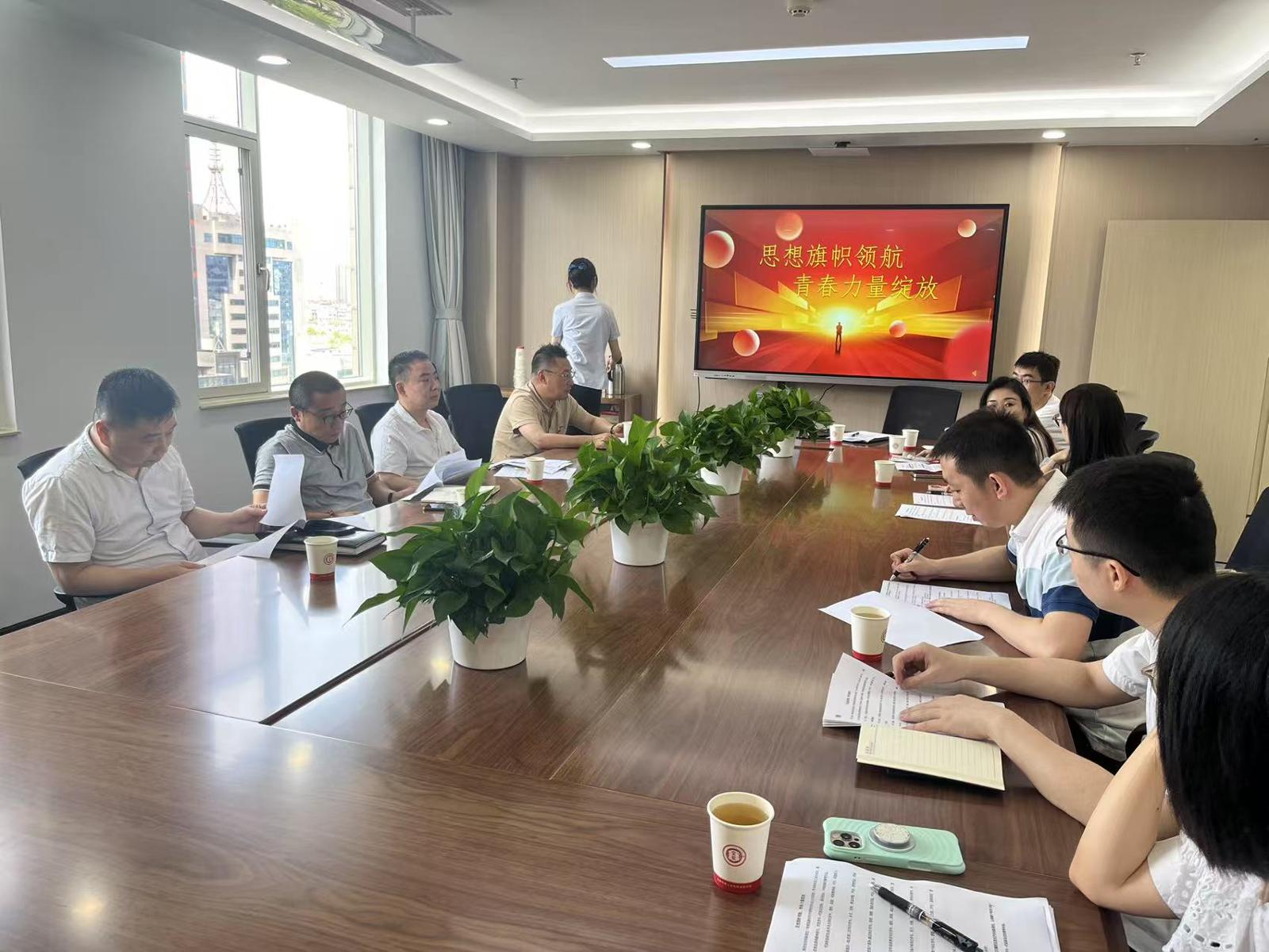 圖為營(yíng)銷青年理論學(xué)習(xí)小組開展小組活動(dòng).jpg
