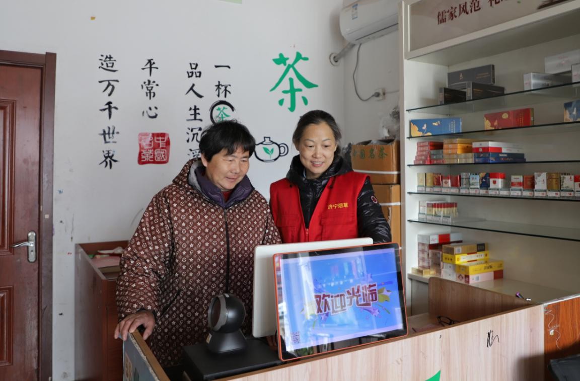 圖為志愿者幫助零售客戶進(jìn)行商品盤點(diǎn)