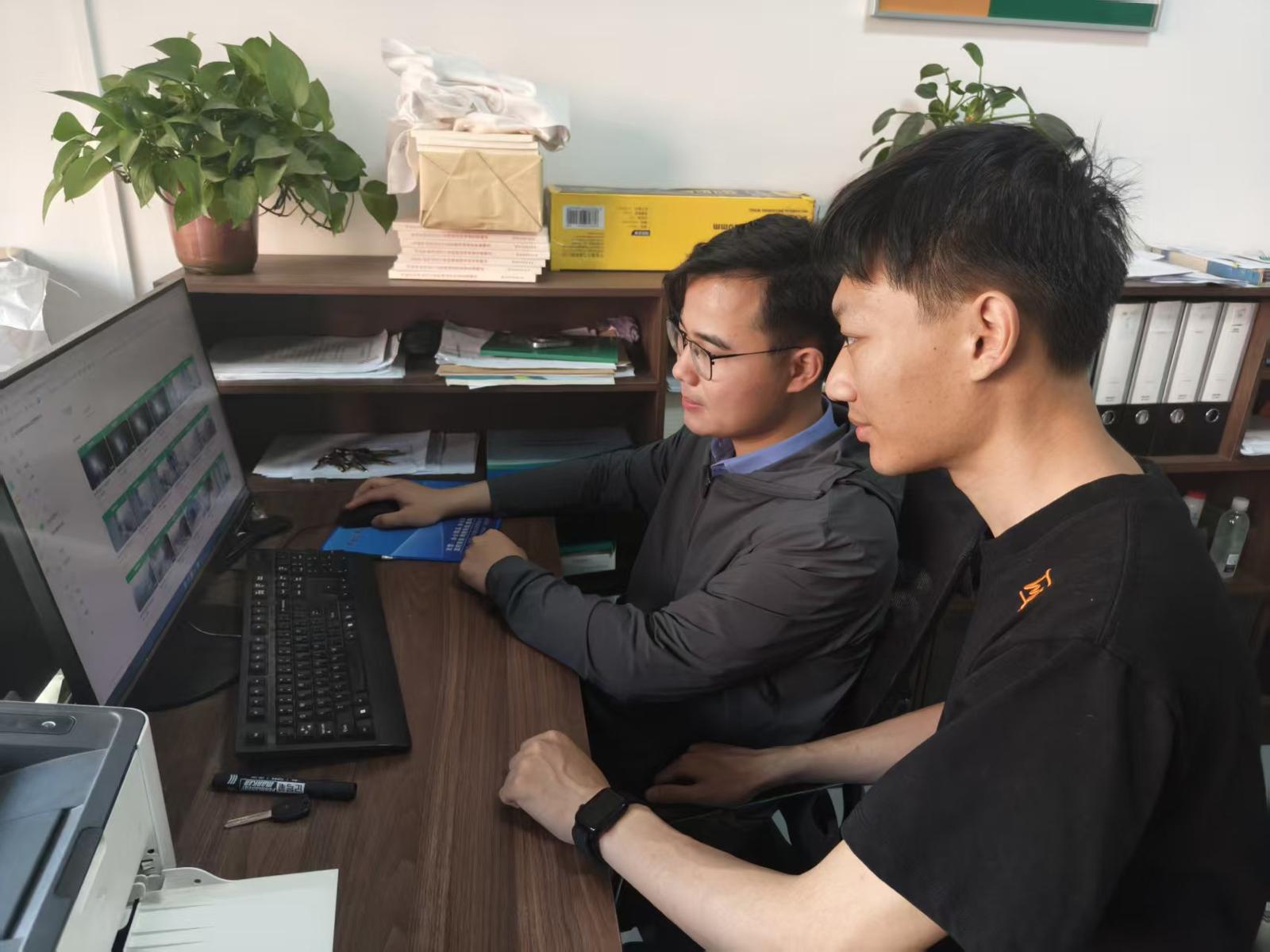 圖為專賣執(zhí)法人員進(jìn)行視頻上傳