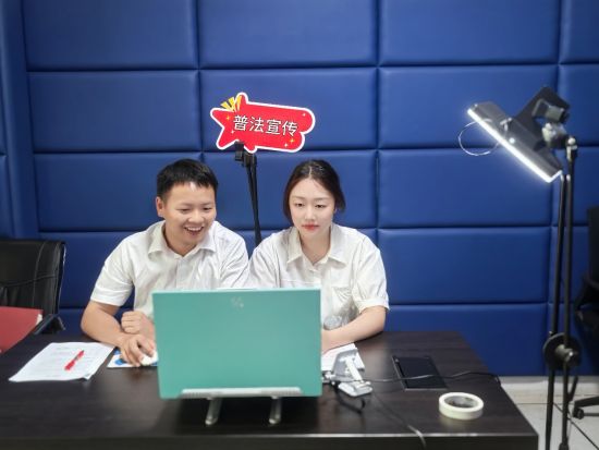 圖為兩名青年員工進行線上普法.jpg